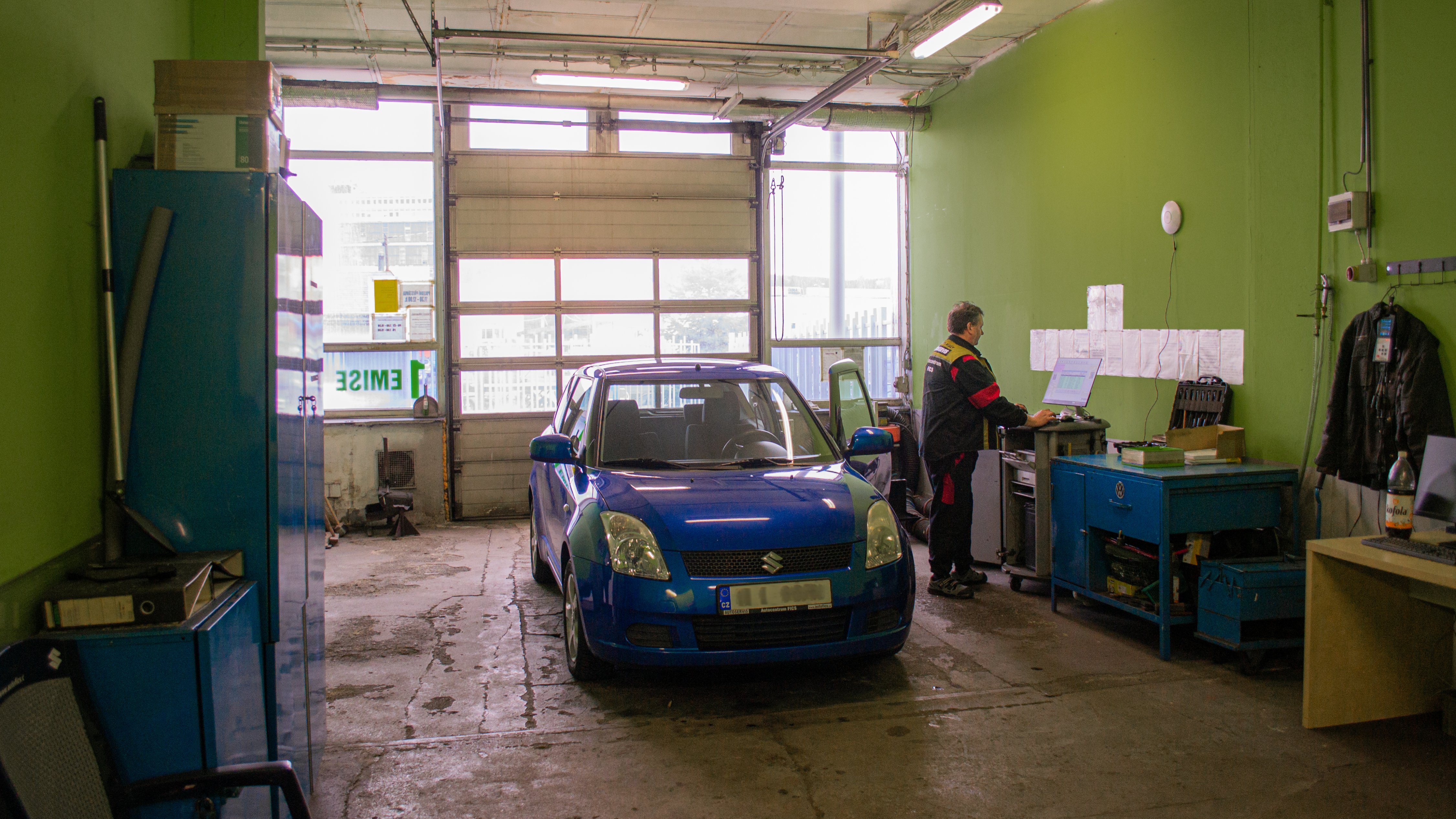 Vnitřní pohled na emisní box s modrým autem